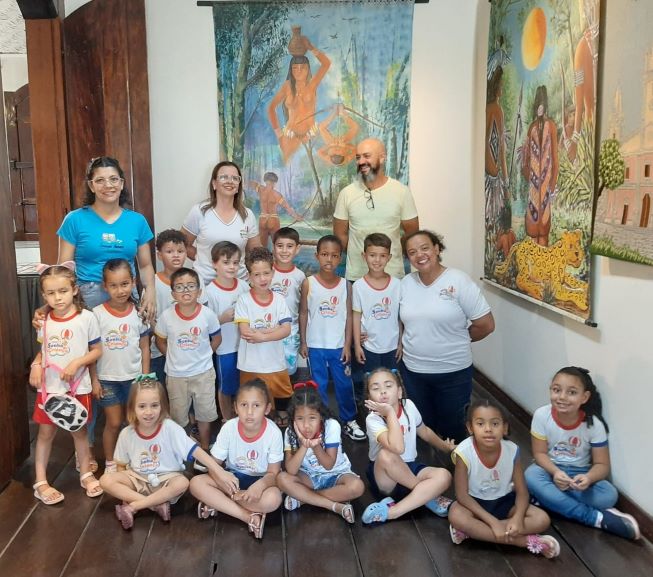 api-modulos/fotos/img/galeria_cat_culturais_490/490/13456/VISITA GUIADA CEMEI BARTOLOMEU CAMPOS QUEIROZ, PROF. DILERMANA, AO CENTRO, CARLA, À ESQ.,30.09.2025 (10) (1).jpg